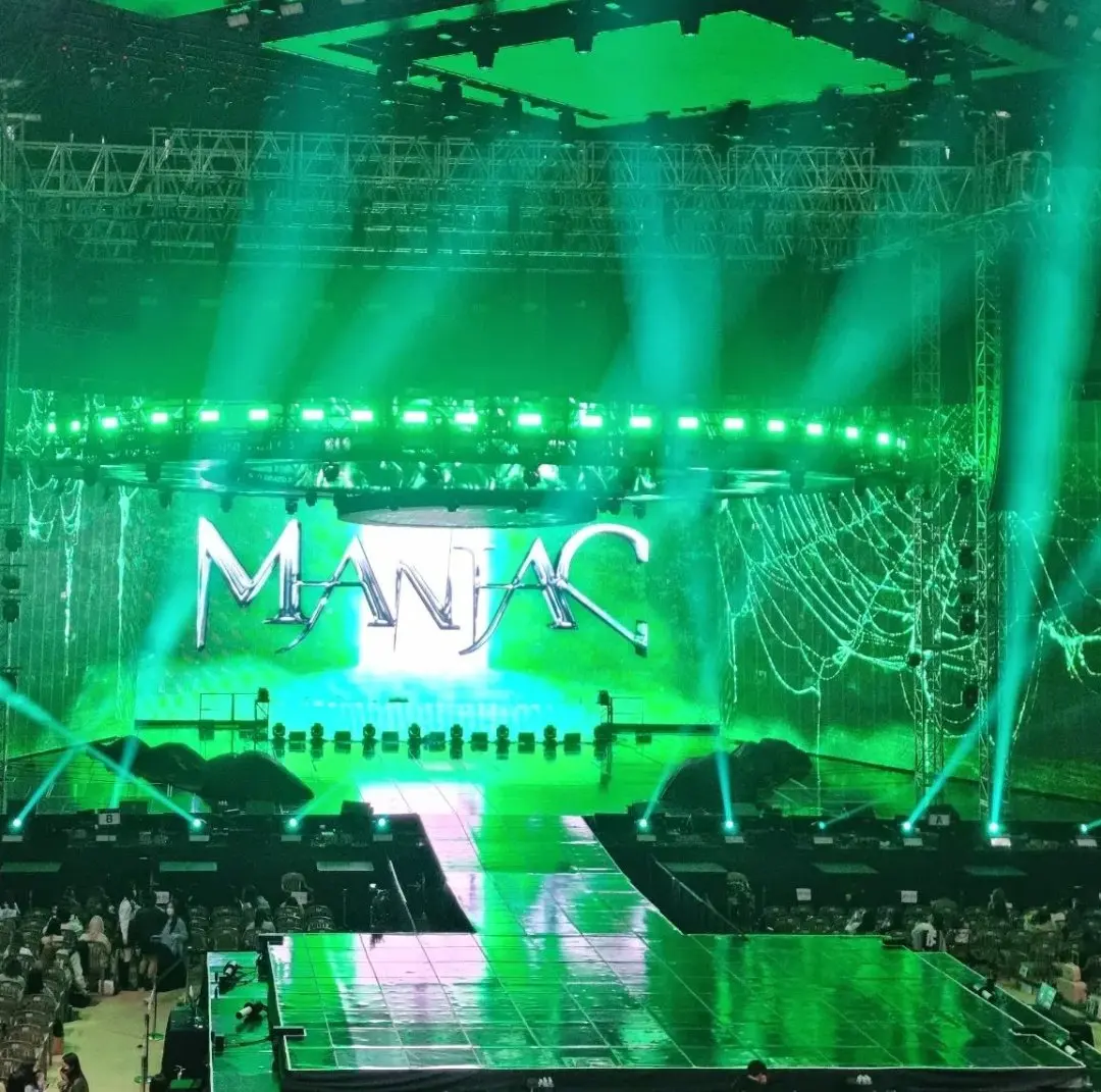 Green MANIAC tour stage